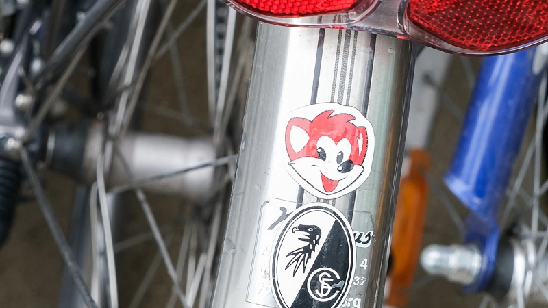 Ein gespendetes Fahrrad mit SC-Freiburg Aufkleber auf dem Schutzblech