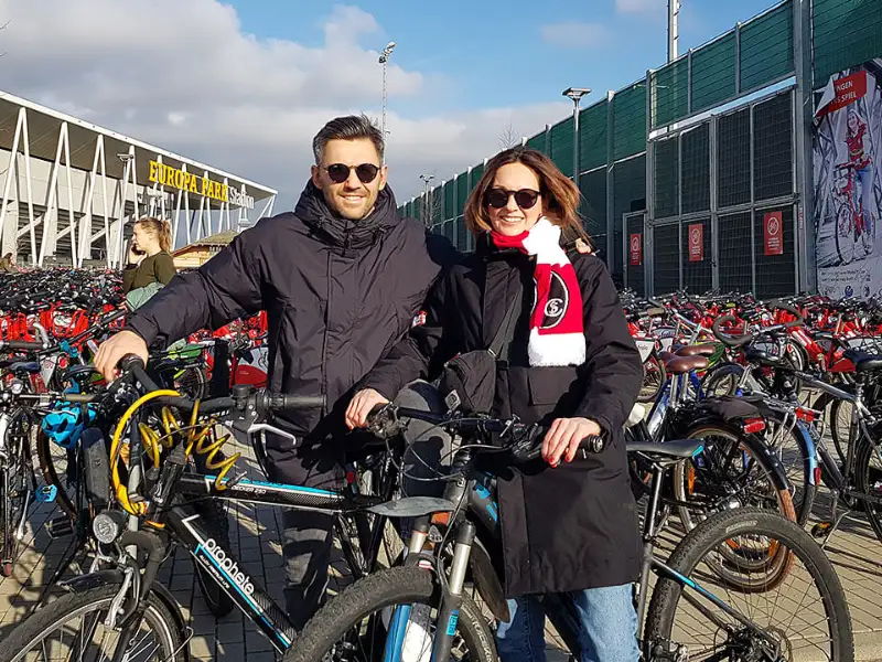 Fahrradfans Anja und Marius radeln zum SCF