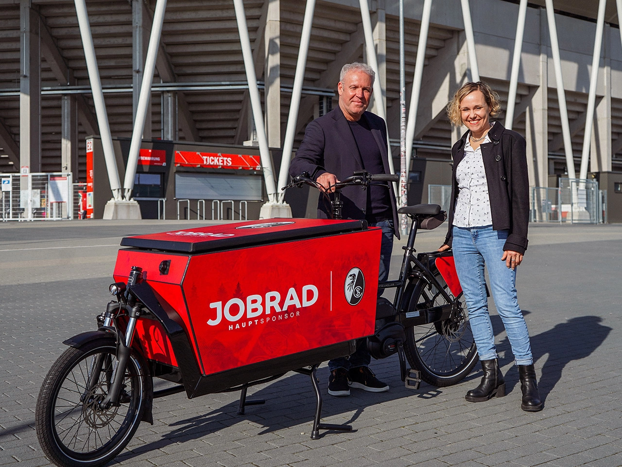 Übergabe des Lastenrads von JobRad® an den SC Freiburg vor dem Europa-Park Stadion Übergabe des Lastenrads von JobRad® an den SC Freiburg vor dem Europa-Park Stadion