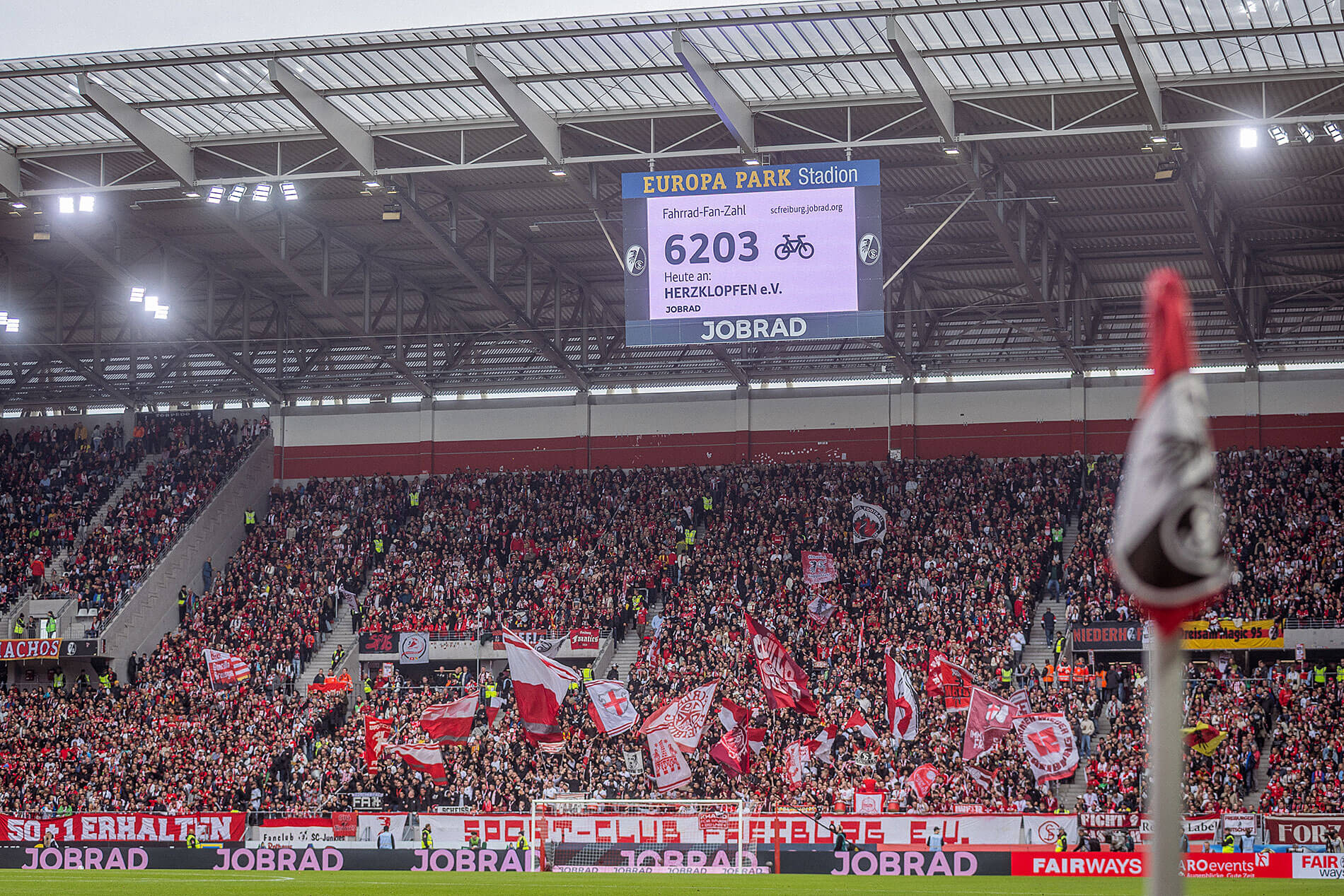 Blick auf die Tribühne beim Spiel gegen Frankfurt. Auf dem Bildschirm wird die Fahrrad-Fan-Zahl angezeigt: 6203